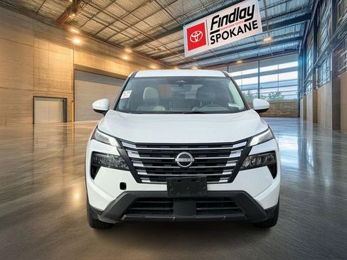 Used 2024 Nissan Rogue SV image 2