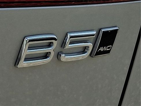 Certified 2025 Volvo XC60 B5 Plus image 30