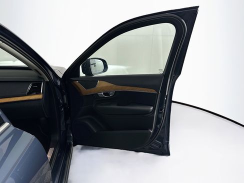 Used 2025 Volvo XC90 B6 Plus image 36