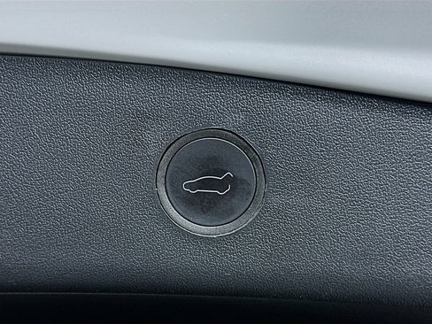 Used 2023 Tesla Model 3 Standard Range image 29