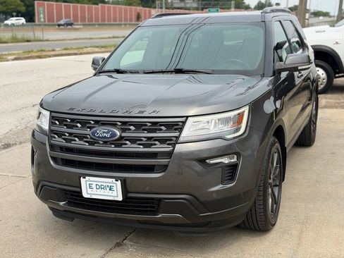 Used 2018 Ford Explorer XLT w/ Equipment Group 202A AWD/4WD image 2
