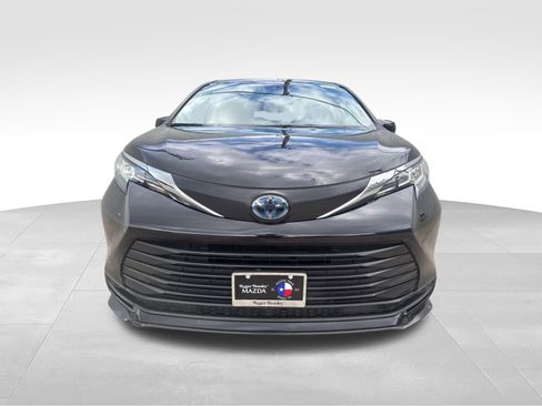 Used 2023 Toyota Sienna LE FWD image 2