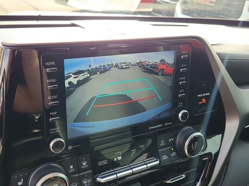 Used 2021 Toyota Highlander XLE AWD/4WD image 27