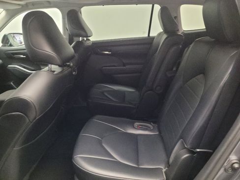 Used 2021 Toyota Highlander XLE AWD/4WD image 18