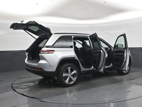 Used 2025 Jeep Grand Cherokee Limited w/ Black Appearance Package AWD/4WD image 58