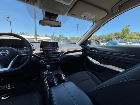 Used 2025 Nissan Altima 2.5 SV FWD image 35
