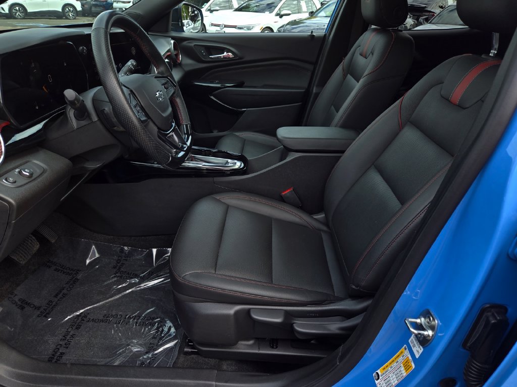Used 2024 Chevrolet Trax RS w/ Sunroof Package FWD image 17