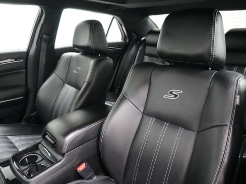 Used 2018 Chrysler 300 S w/ 300S Premium Group image 10