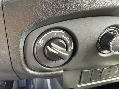Used 2024 Nissan Frontier SV AWD/4WD image 26