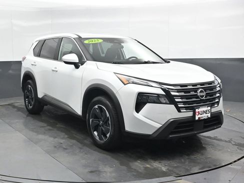 Used 2025 Nissan Rogue SV image 4