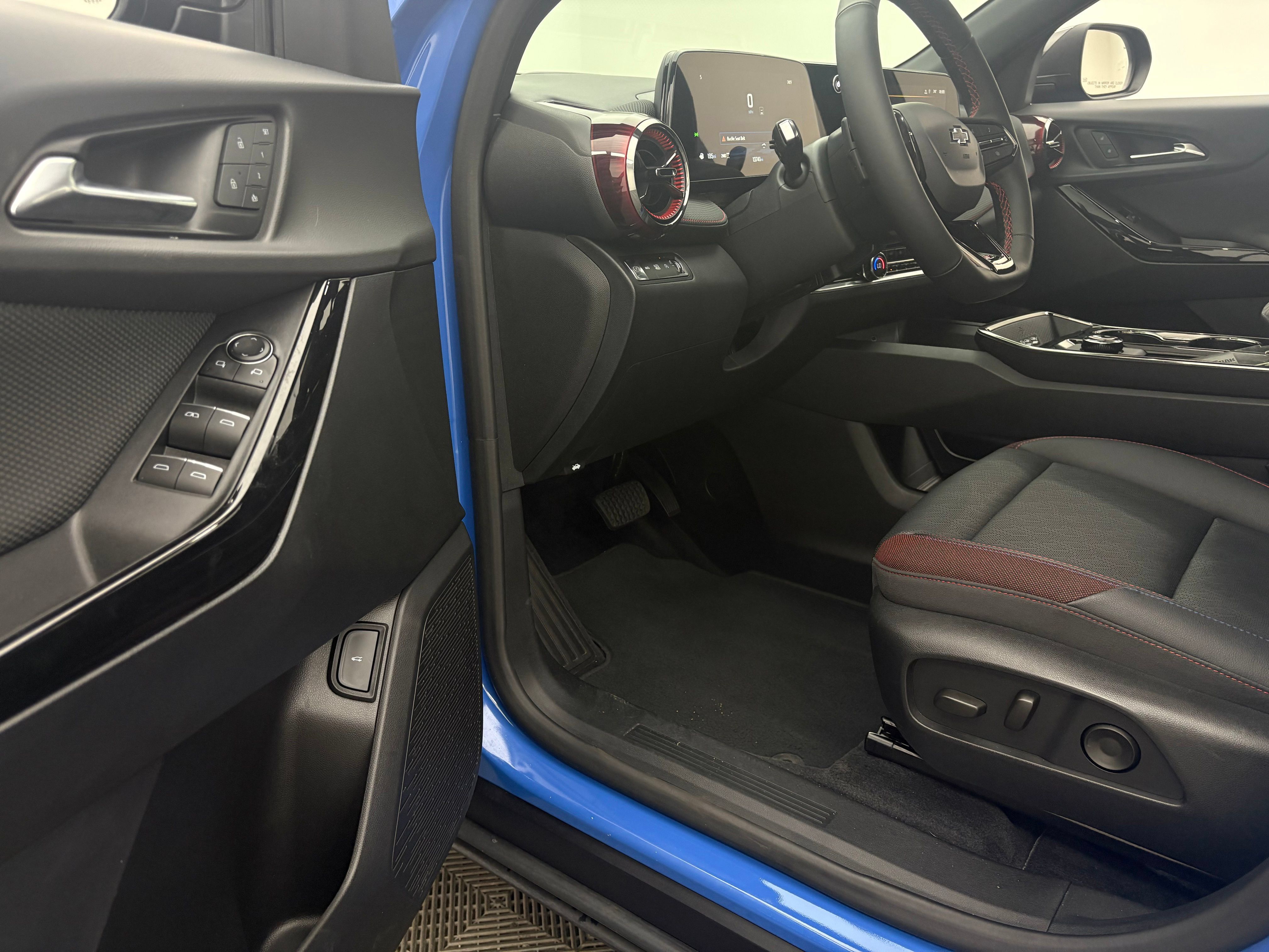 Used 2025 Chevrolet Equinox RS w/ Convenience Package III AWD/4WD image 14