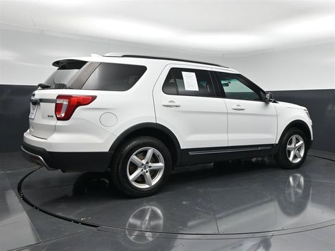 Used 2016 Ford Explorer XLT AWD/4WD image 5