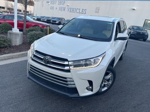 Used 2017 Toyota Highlander Limited image 3