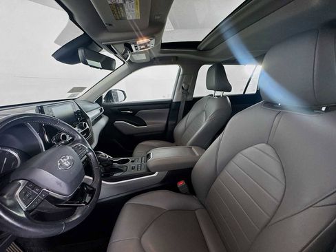 Used 2020 Toyota Highlander XLE image 11