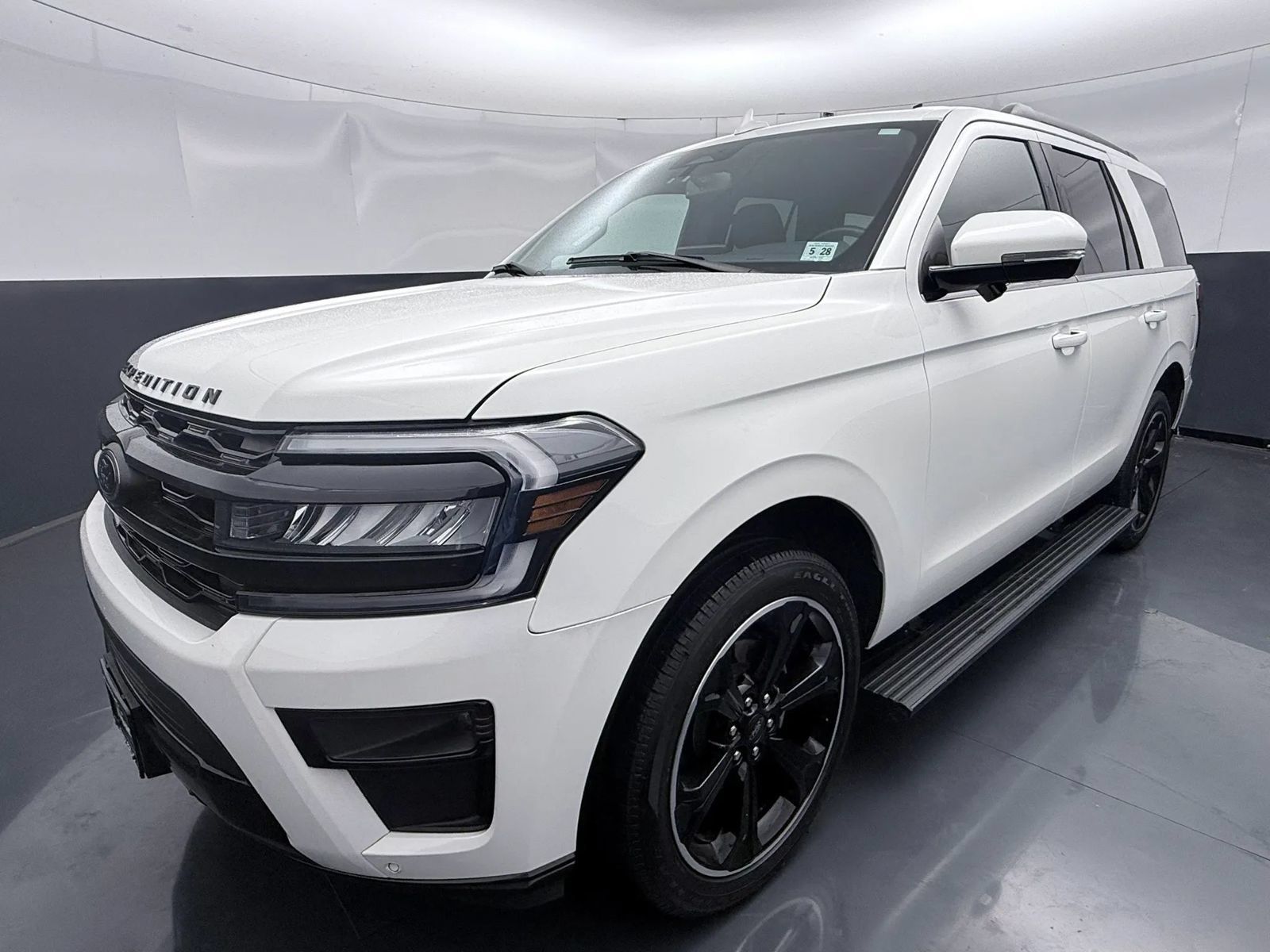 Used 2023 Ford Expedition Limited AWD/4WD image 3