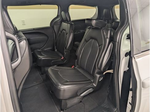 Used 2025 Chrysler Pacifica Select FWD image 16
