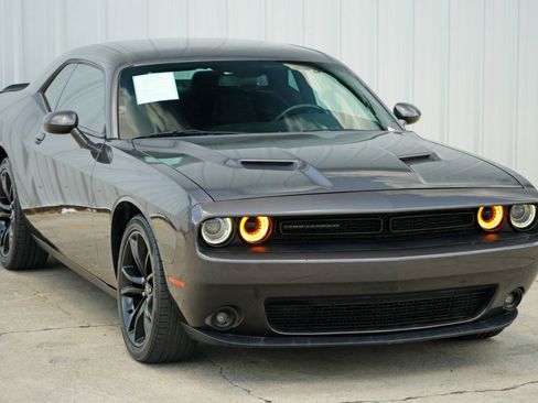 Used 2018 Dodge Challenger SXT w/ Blacktop Package image 43