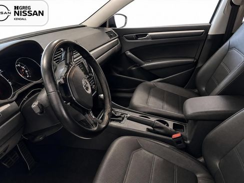 Used 2018 Volkswagen Passat 2.0T R-Line w/ R-Line Lighting Package FWD image 6
