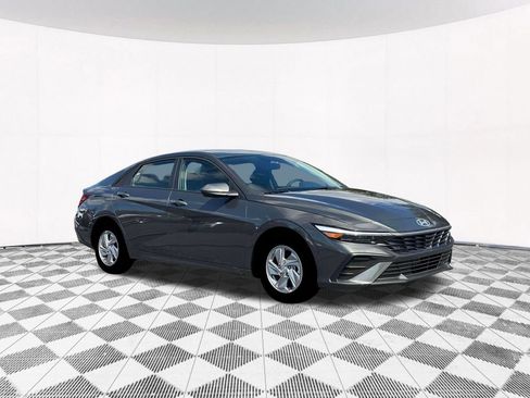 Certified 2026 Hyundai Elantra SE FWD image 12
