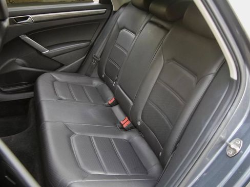 Used 2018 Volkswagen Passat 2.0T SE image 18