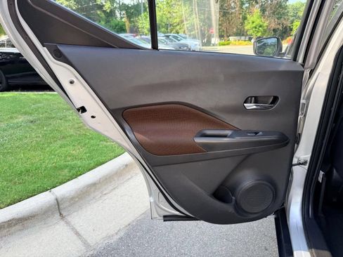 Used 2019 Nissan Kicks SR FWD image 27