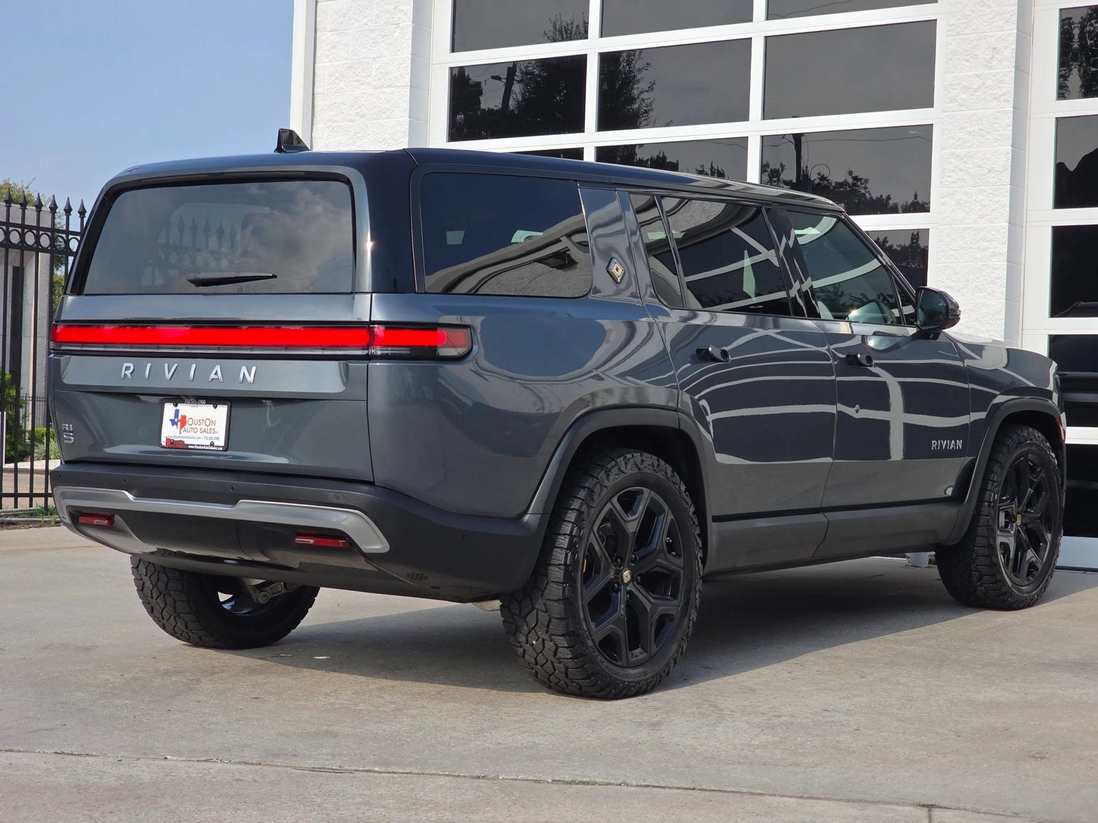 Used 2025 Rivian R1S Adventure Dual AWD/4WD image 4