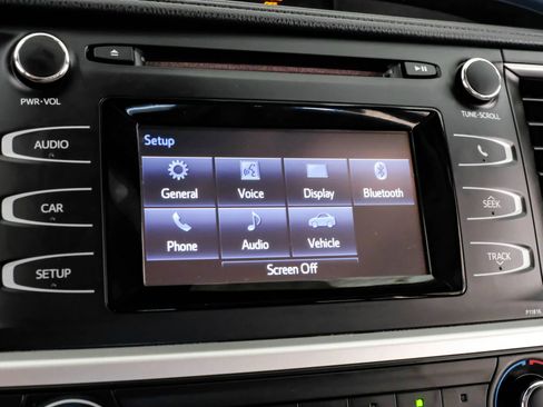 Used 2019 Toyota Highlander LE image 25