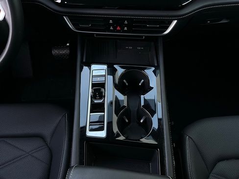 Used 2025 Volkswagen Atlas SE image 16