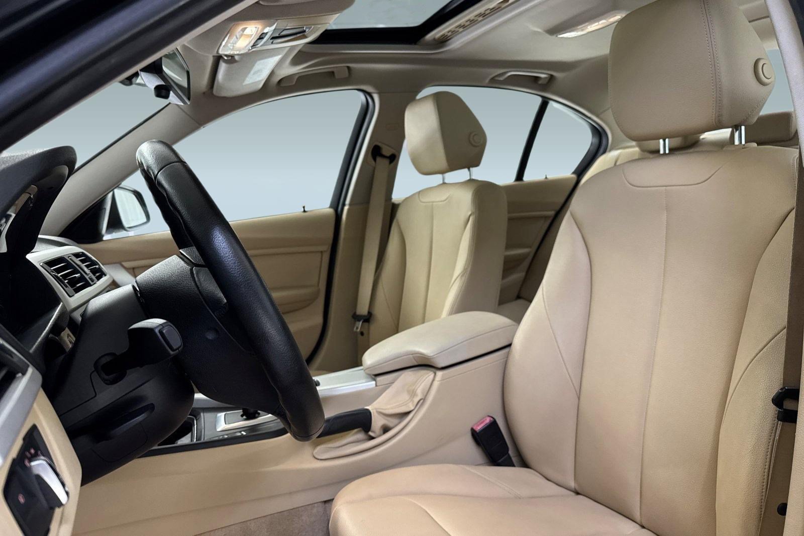 Used 2013 BMW 320i Sedan RWD image 5