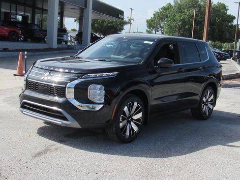 New 2025 Mitsubishi Outlander SE image 6