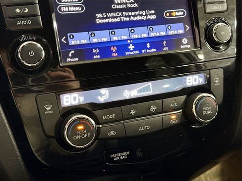 Used 2018 Nissan Rogue SV w/ Premium Package image 17