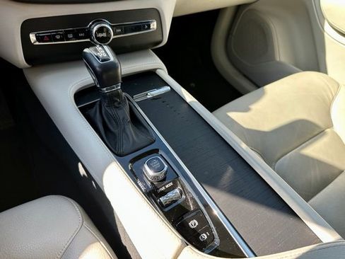 Used 2020 Volvo XC90 T6 Momentum image 30