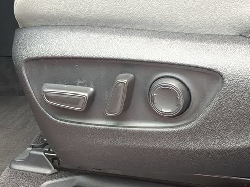 Used 2025 Toyota Sienna XLE FWD image 23