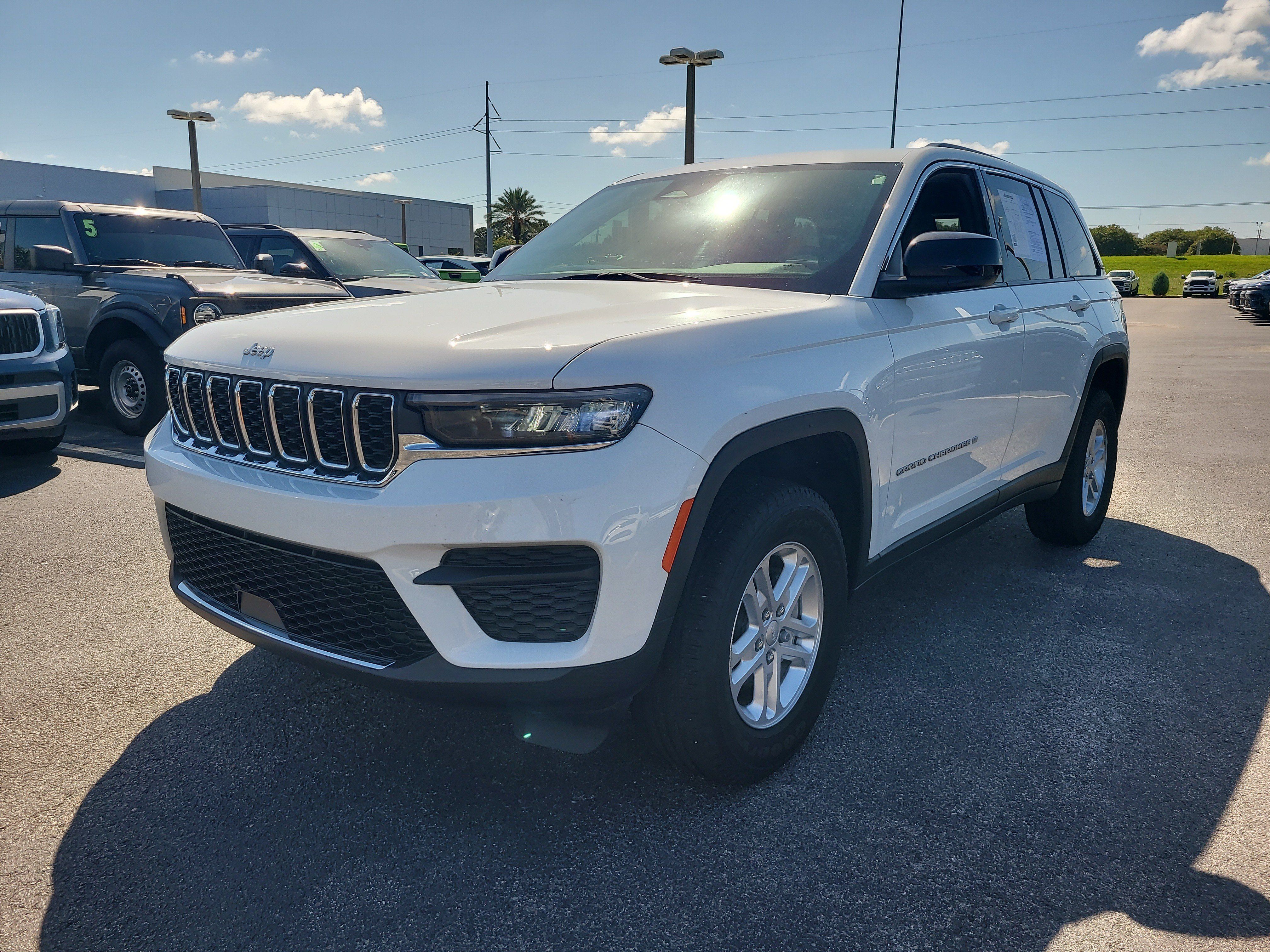 Used 2025 Jeep Grand Cherokee Laredo w/ Luxury Tech Group I RWD image 3