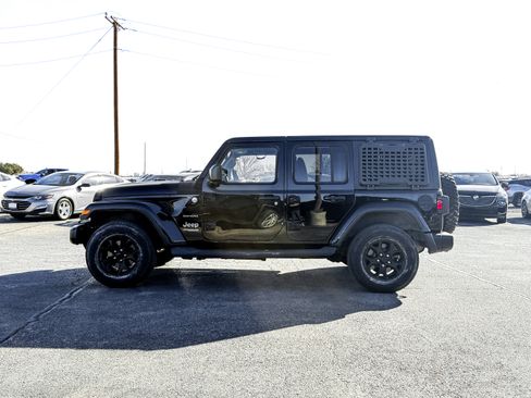 Used 2019 Jeep Wrangler Unlimited Sahara image 7