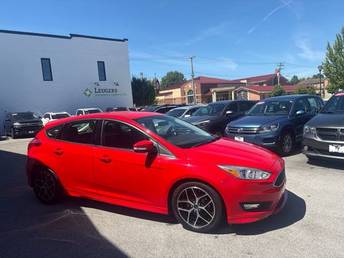 Used 2016 Ford Focus SE w/ SE Sport Package FWD image 6