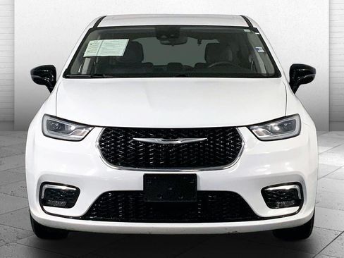 Used 2024 Chrysler Pacifica Touring-L FWD image 2