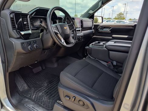 Used 2023 Chevrolet Silverado 1500 LT AWD/4WD image 2