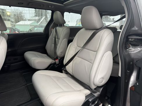 Used 2016 Toyota Sienna Limited image 12