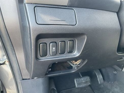 Used 2011 Mitsubishi Outlander ES image 16