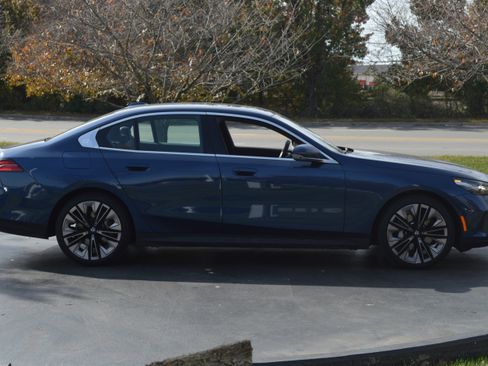 Used 2025 BMW 530i xDrive w/ Premium Package image 12