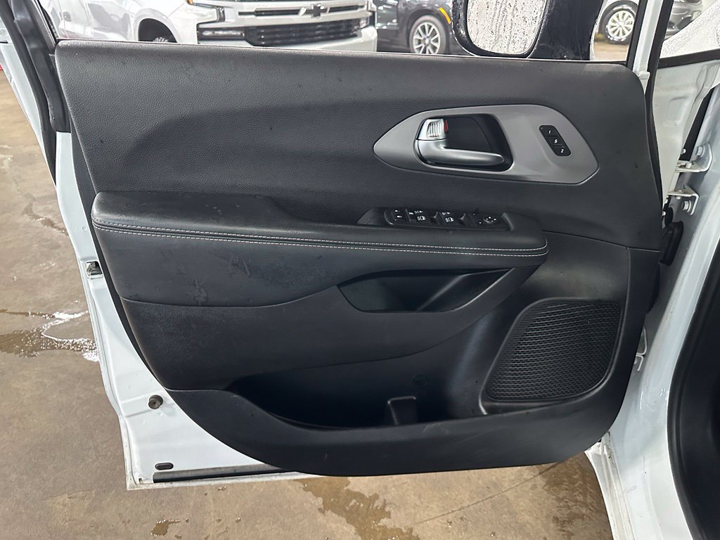 Used 2025 Chrysler Pacifica Select FWD image 12