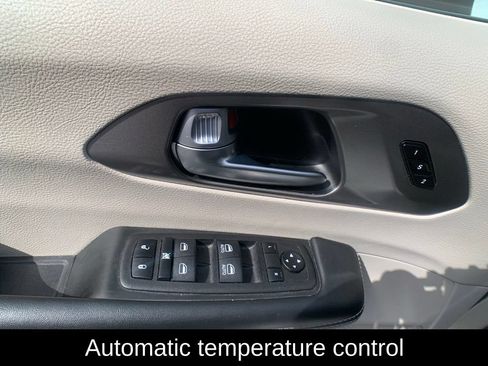 Used 2023 Chrysler Pacifica Touring-L FWD image 12