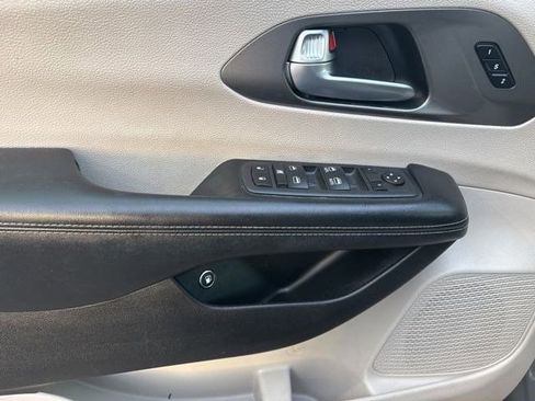 Used 2022 Chrysler Pacifica Touring-L image 13