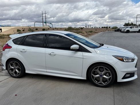 Used 2017 Ford Focus ST FWD image 4