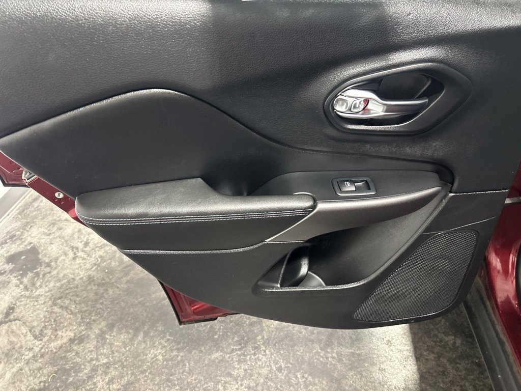 Used 2019 Jeep Cherokee Latitude w/ Cold Weather Group FWD image 10