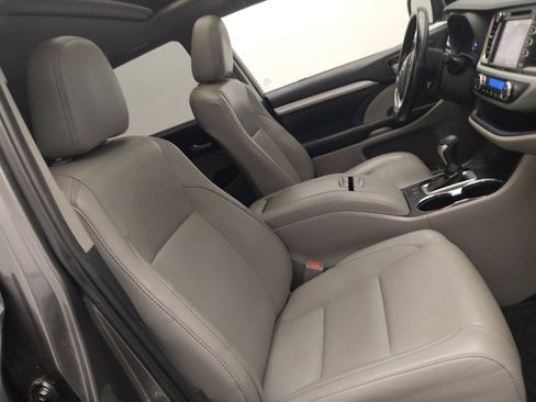 Used 2019 Toyota Highlander XLE image 21