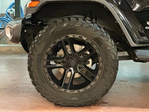 Certified 2021 Jeep Gladiator Overland w/ Popular Equipment Package AWD/4WD image 24