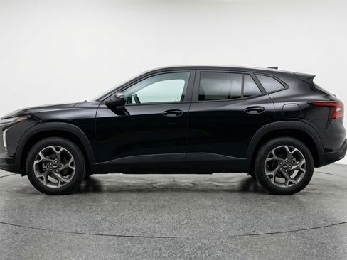 Used 2025 Chevrolet Trax LT FWD image 5