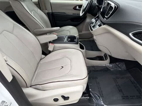 Used 2017 Chrysler Pacifica Limited w/ UConnect Theater Package image 23
